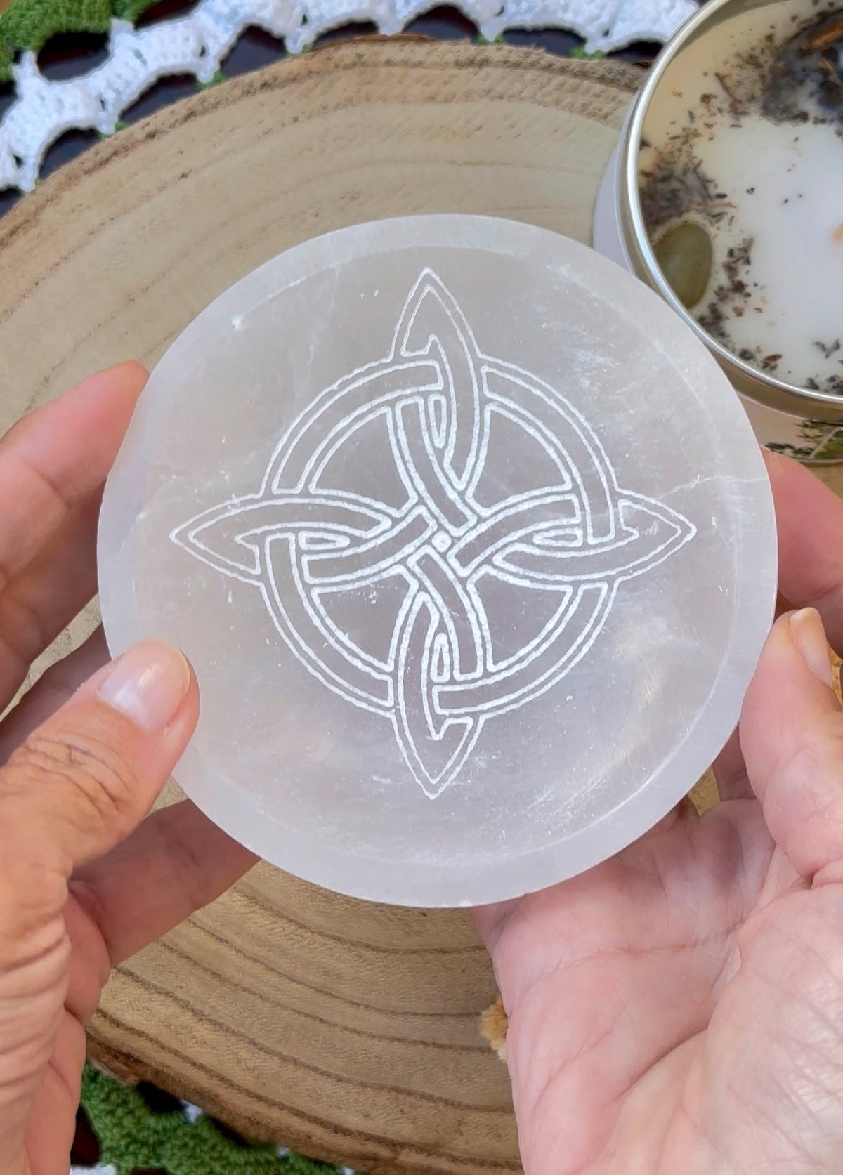 Cuenco de Selenita Circular Nudo de Bruja (10 cm)