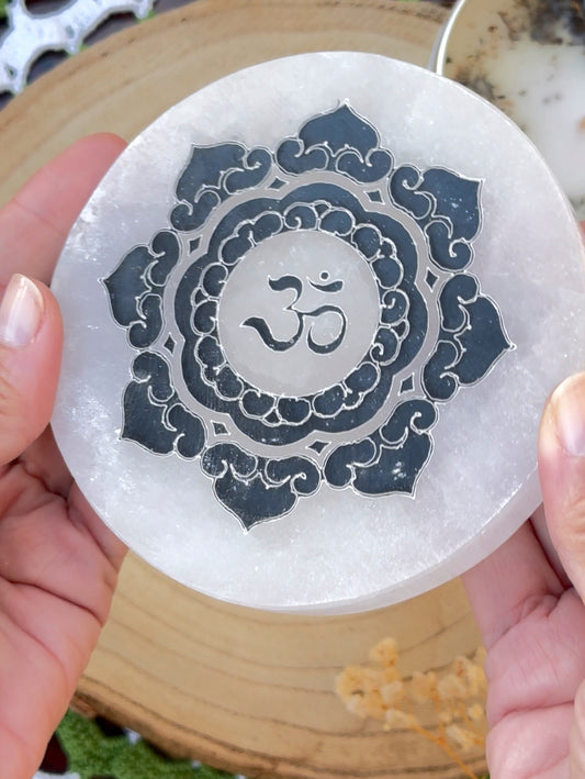 Placa de Selenita Circular Om (10 cm)