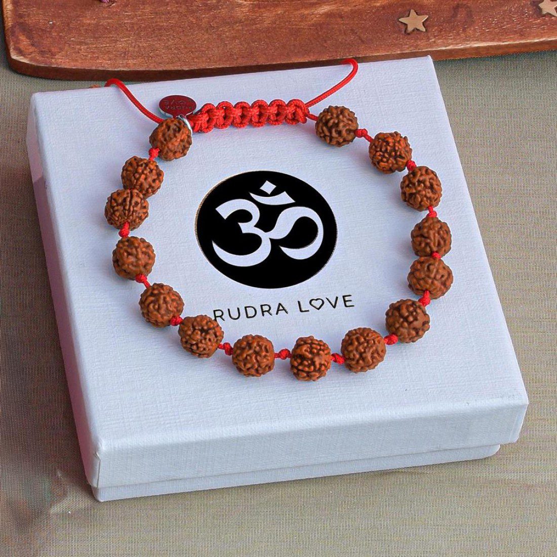 Pulsera del Amor · Cordón rojo y rudraksha – detalle